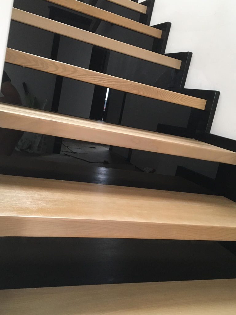 schody czarne lustrzane